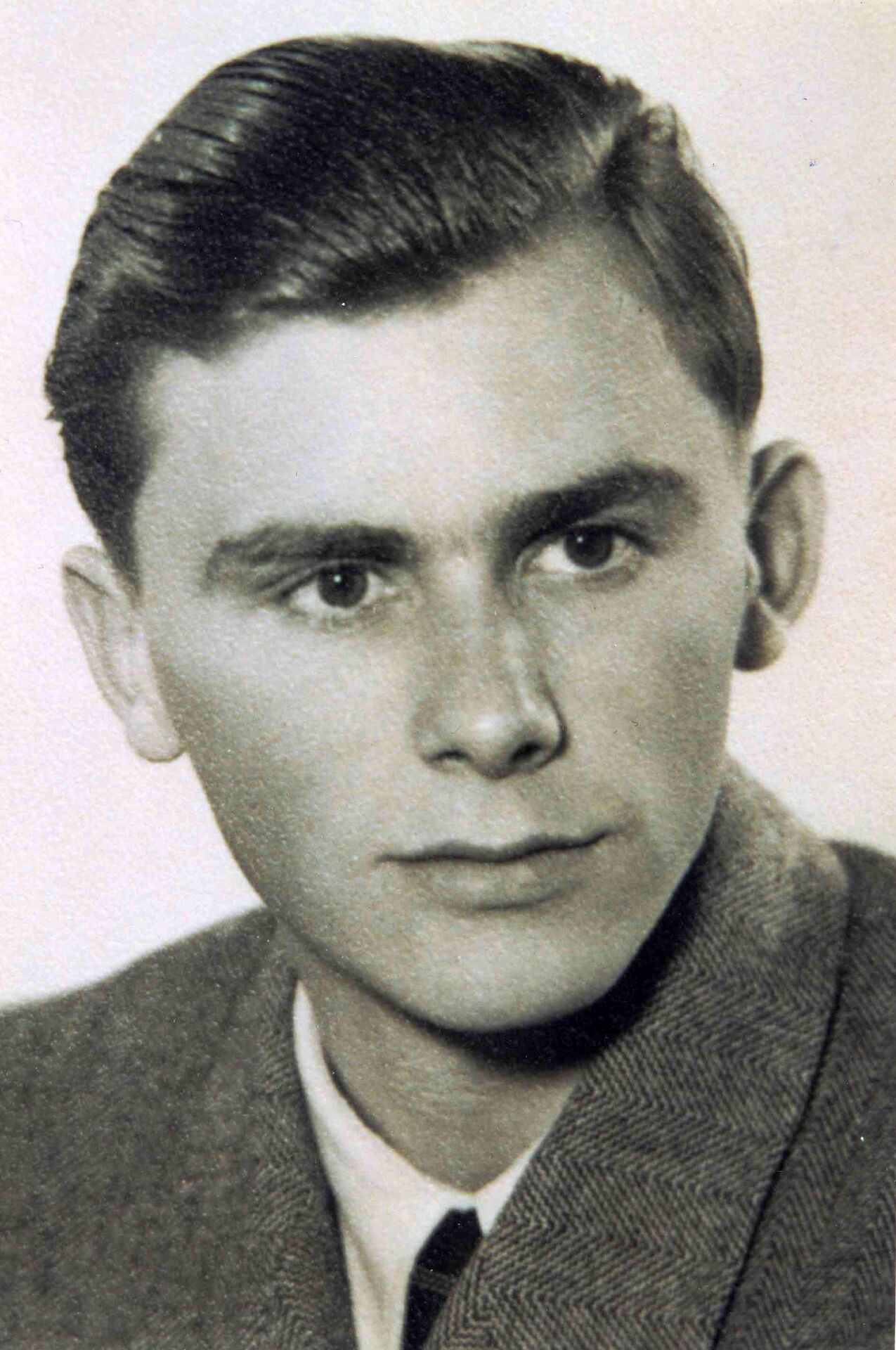 Arnold Jäger jun. tritt als Lehrling in die Firma ein